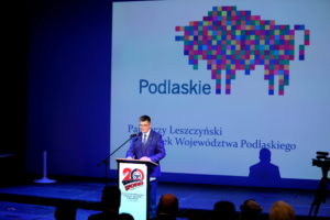 Zdjęcie z uroczystości przedstawia Marszałka Województwa Podlaskiego - Jerzego Leszczyńskiego