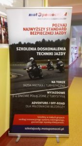 Fotografia przedstawia plakat dotyczący szkolenia doskonalenia techniki jazdy