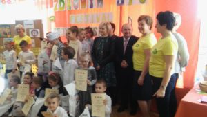 Zdjęcie przedstawia uczestników wydarzenia "zdrowym być"