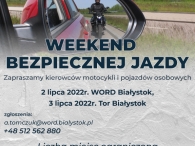 Plakat zapraszający na weekend bezpiecznej jazdy, zdjęcie na którym w bocznym lusterku pojazdu Kia Rio widoczny jest motocyklista