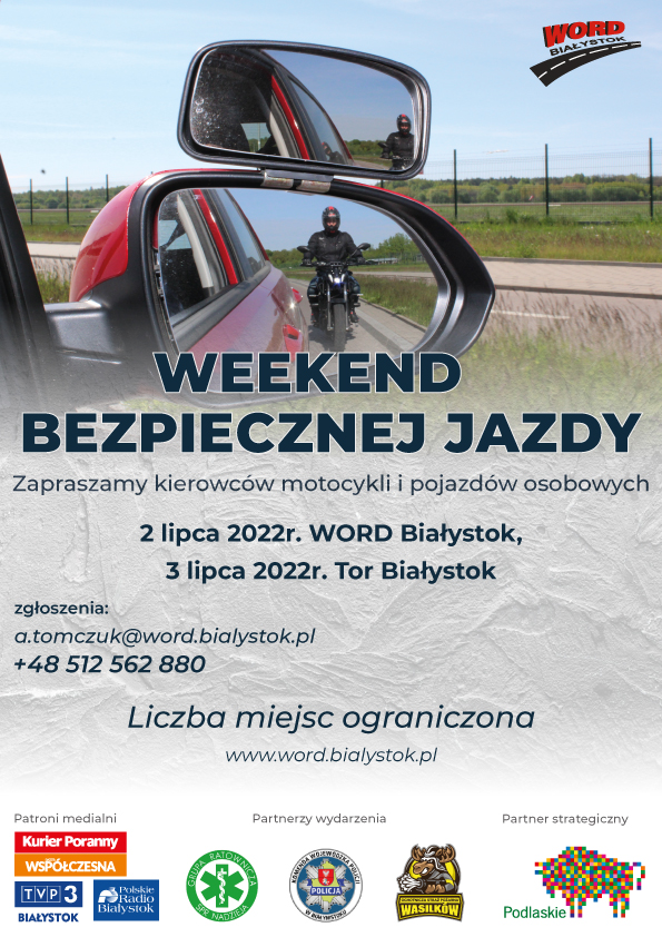 Plakat zapraszający na weekend bezpiecznej jazdy, zdjęcie na którym w bocznym lusterku pojazdu Kia Rio widoczny jest motocyklista