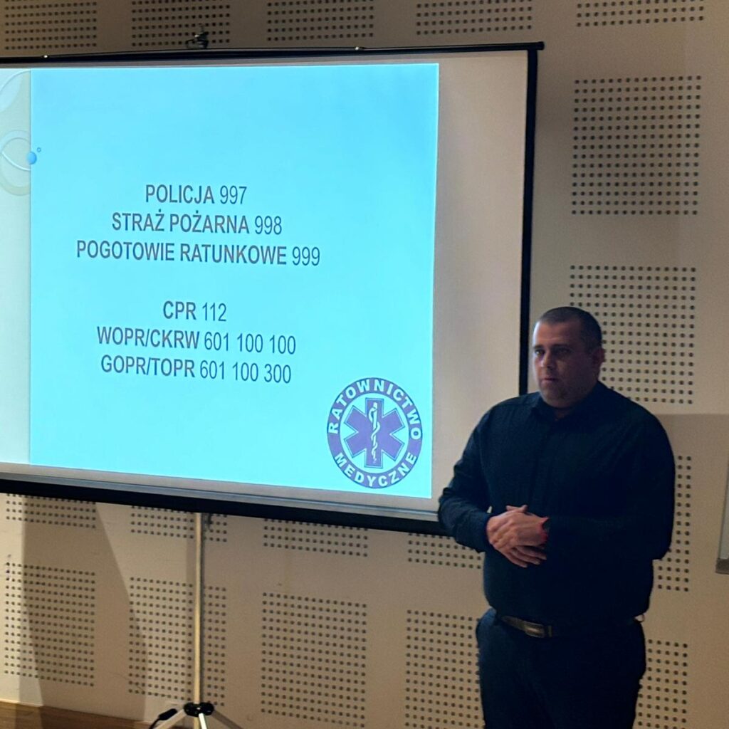 Zdjęcie z wydarzenia przedstawia wykładowcę