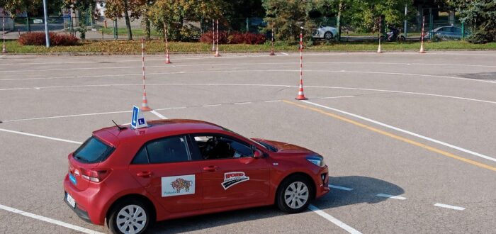 zdjęcie pojazdu egzaminacyjnego marki kia rio na placu manewrowym