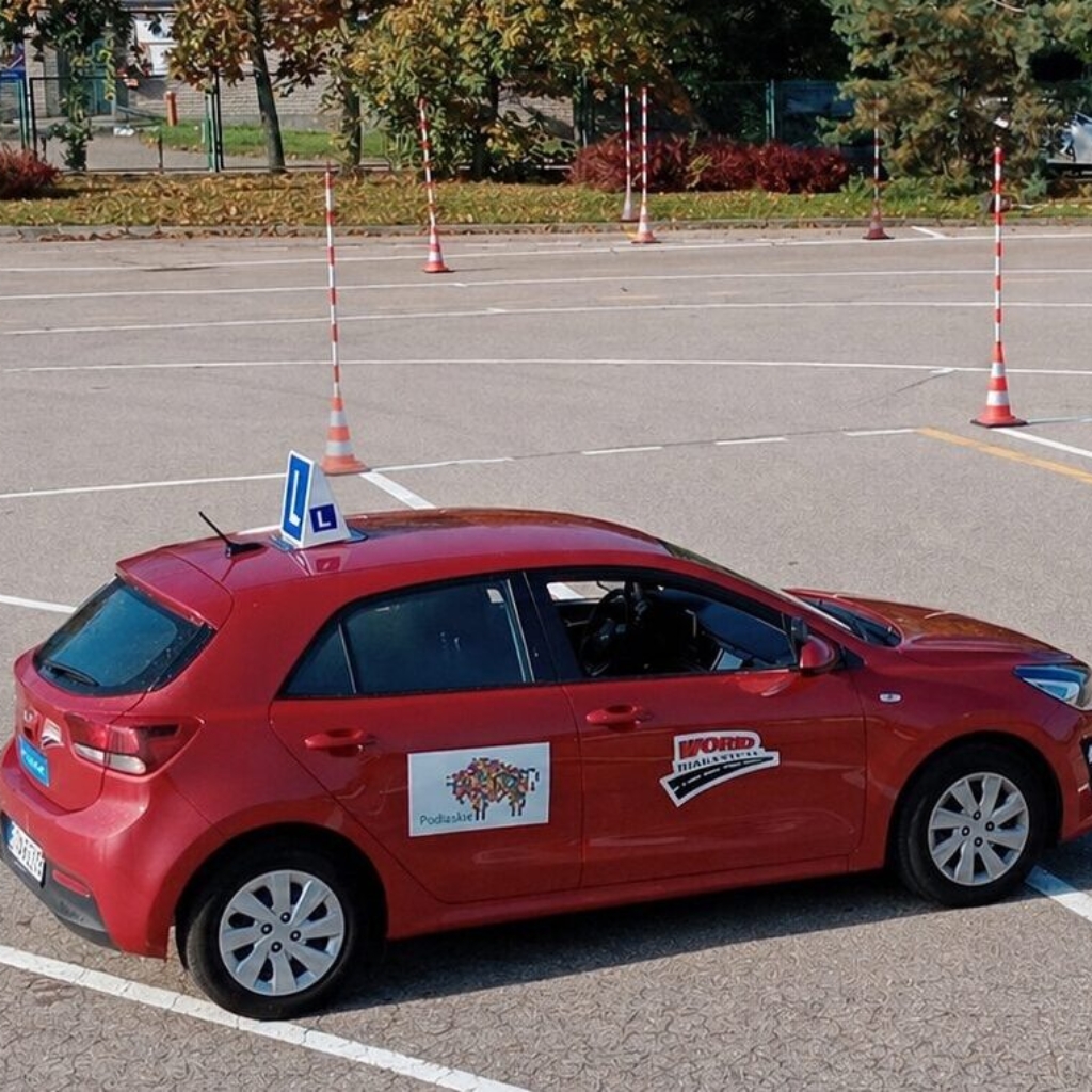 zdjęcie pojazdu egzaminacyjnego marki kia rio na placu manewrowym