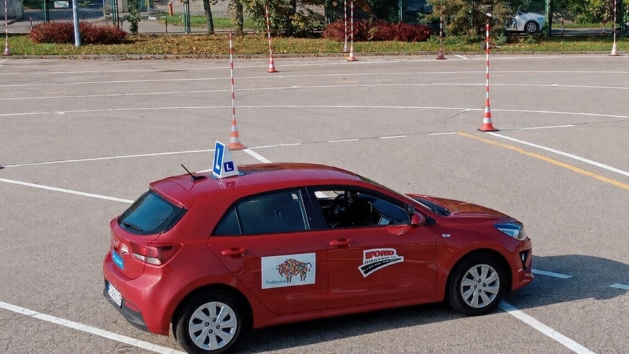 zdjęcie pojazdu egzaminacyjnego marki kia rio na placu manewrowym